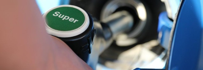 Il prezzo della benzina è raddoppiato negli ultimi 30 anni