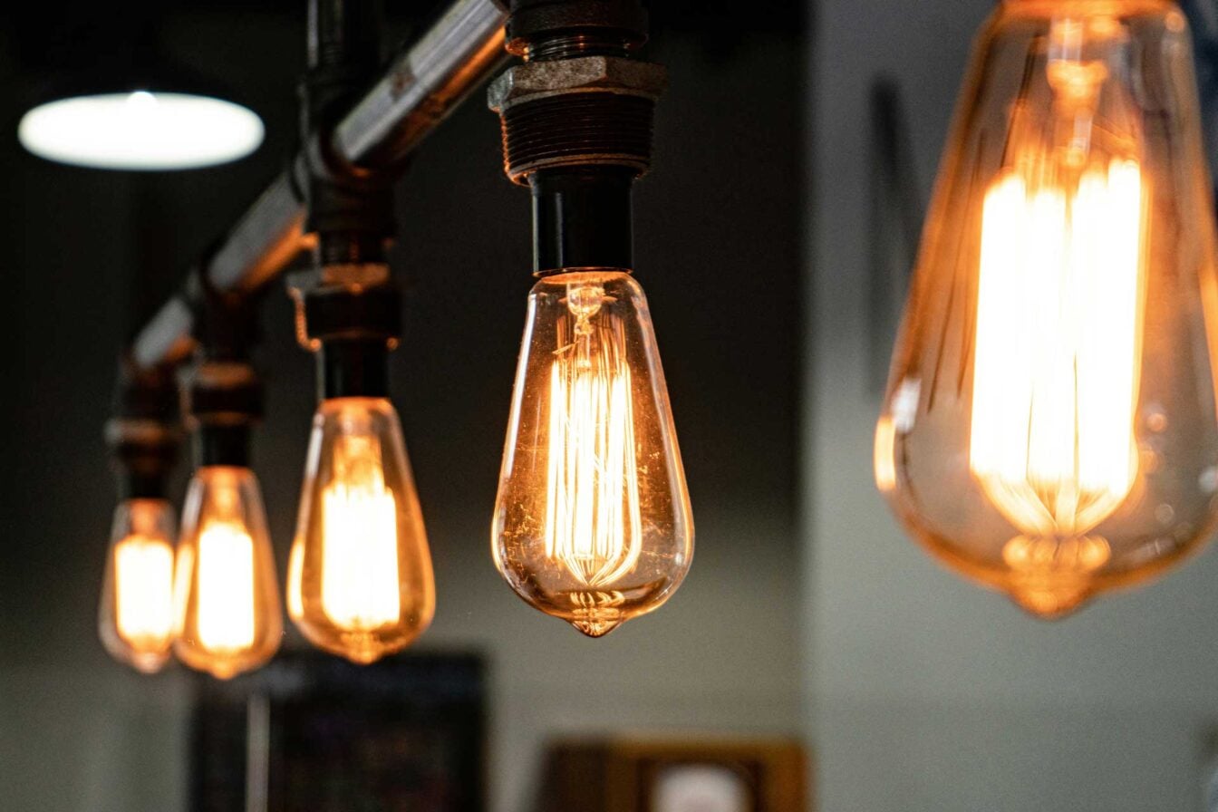 Clim limitée et machines à 3h du matin : le nouveau quotidien de 72 % des Français face à la flambée de l’électricité