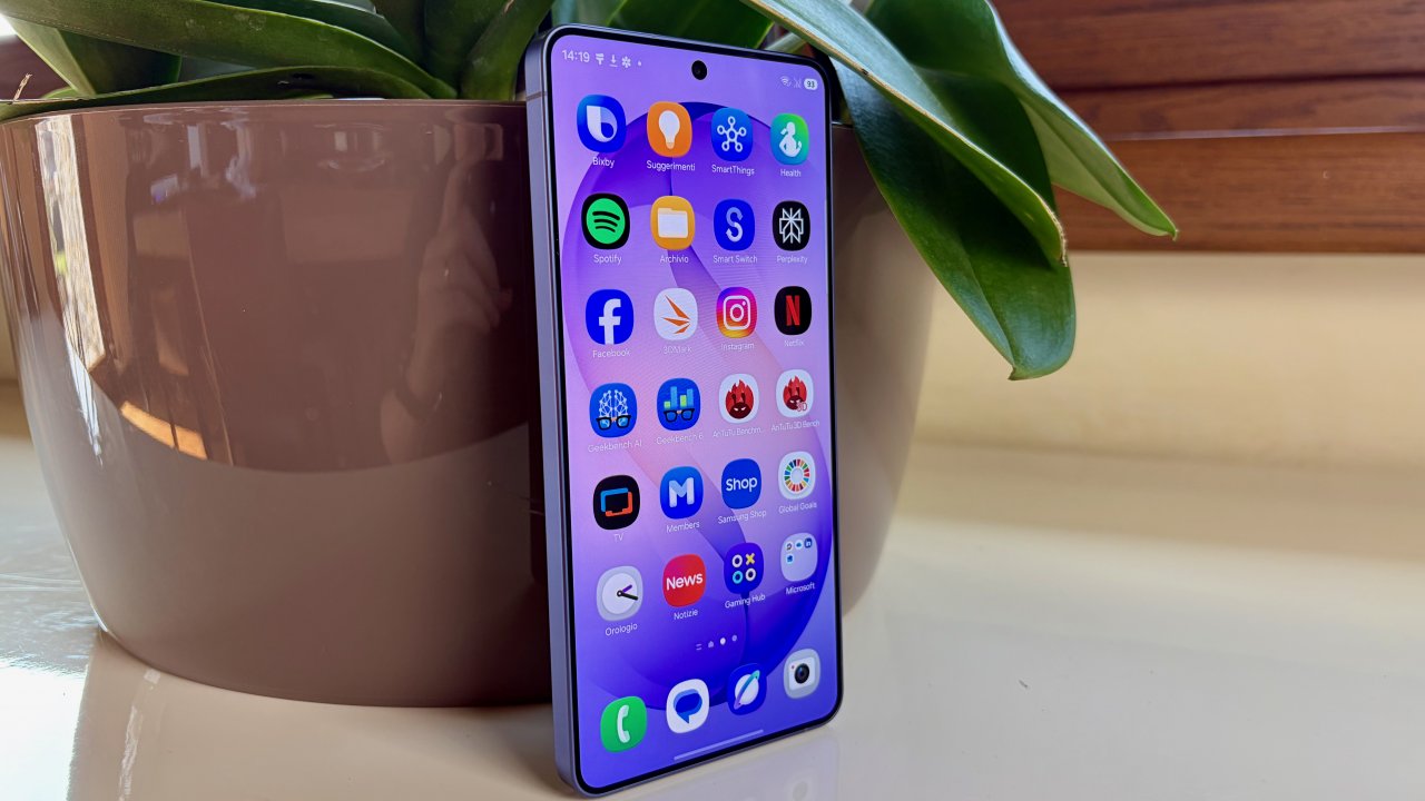 Display, il boom dei prezzi delle memorie colpisce smartphone e PC: spedizioni di pannelli in calo nel 2026