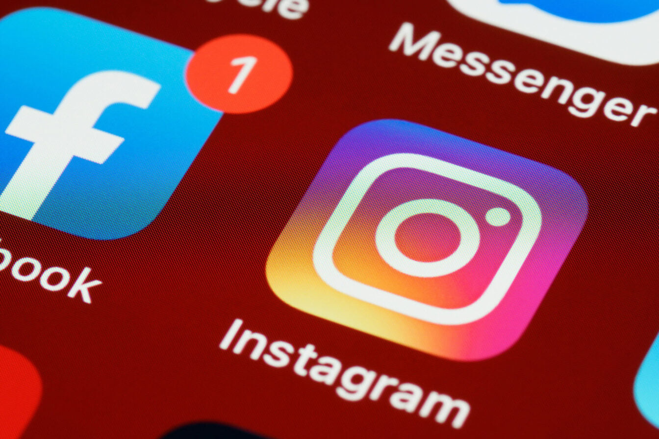 Meta va limiter l’accès des mineurs à Facebook et Instagram à 2 heures par jour