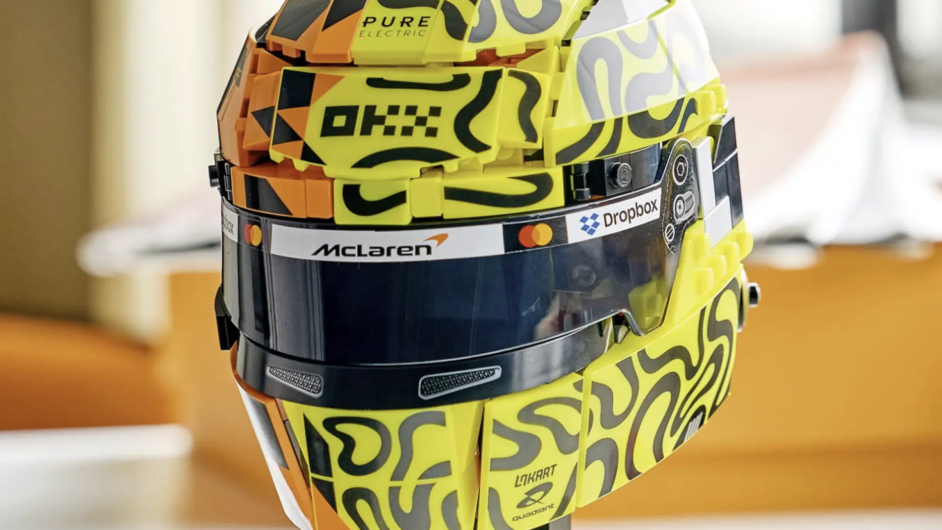 El toque de paddock que le falta a tu estantería: el casco LEGO del Campeón del Mundo con minifigura exclusiva