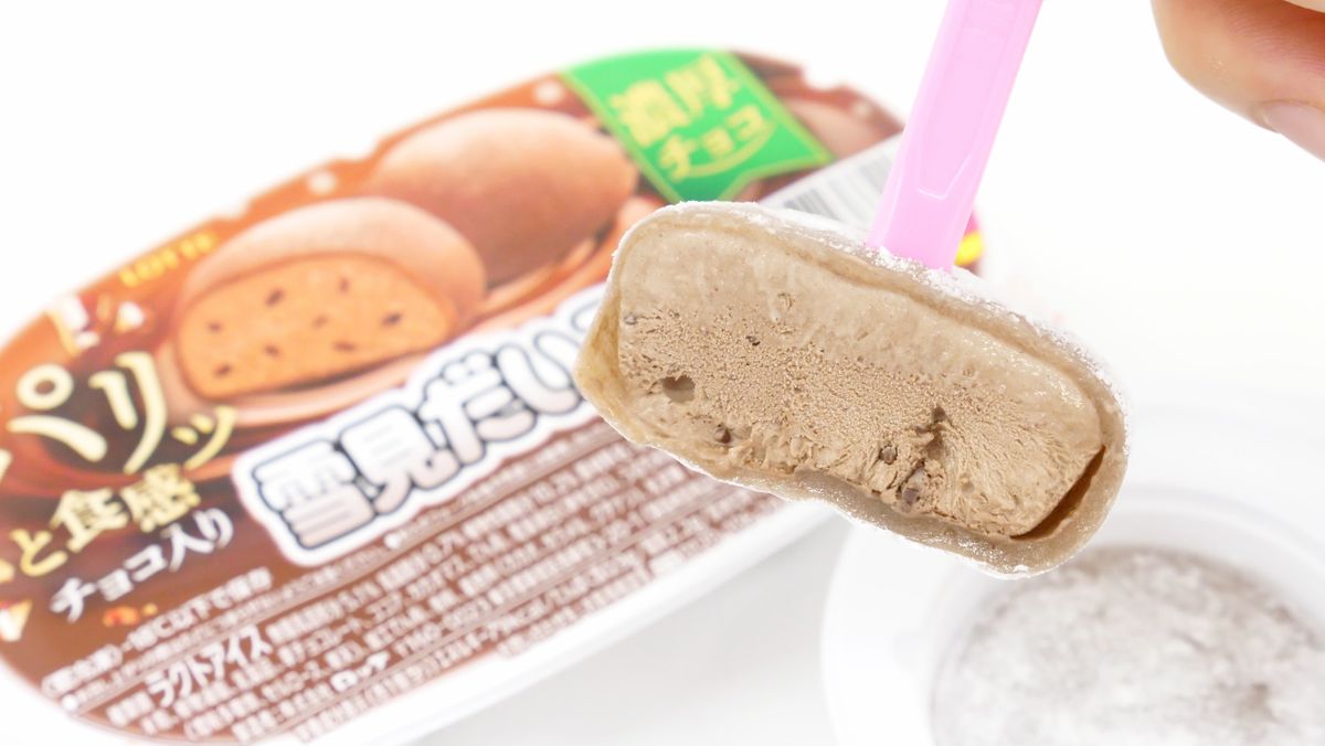 もちっと柔らかなおもちに濃厚チョコアイスとパリッと食感のチョコが詰まった「雪見だいふく 濃厚チョコ～パリッと食感チョコ入り～」を食べてみた