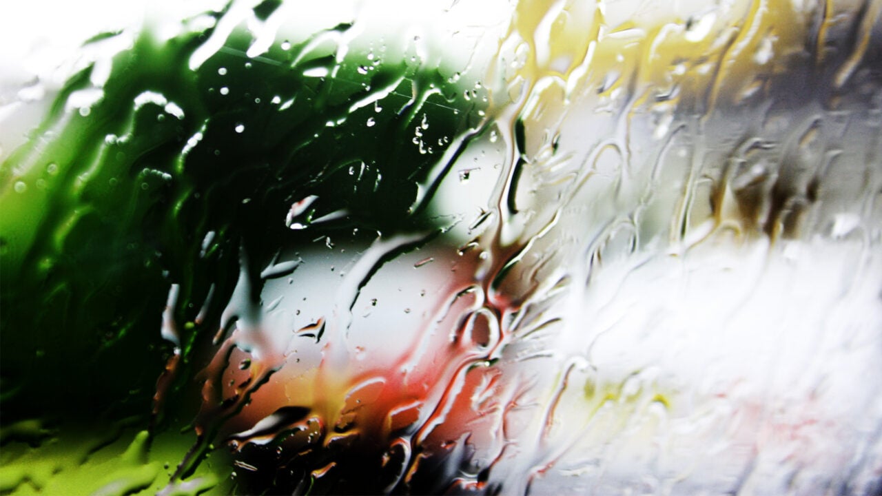 La pluie ne se contente pas de mouiller : elle peut aussi faire… des trous
