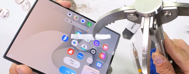 Samsung Galaxy Z Fold8: come sempre, JerryRigEverything ci va giù pesante