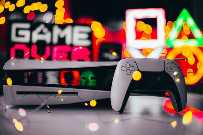 La TV arriva su PlayStation 5: gratuita ma con pubblicità, per ora solo in USA