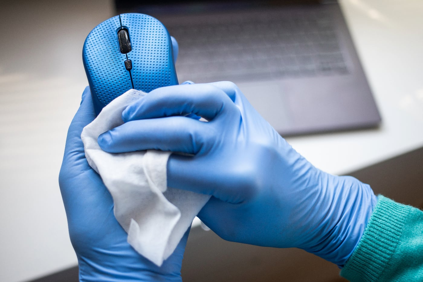 Comment nettoyer un produit en plastique devenu collant ?