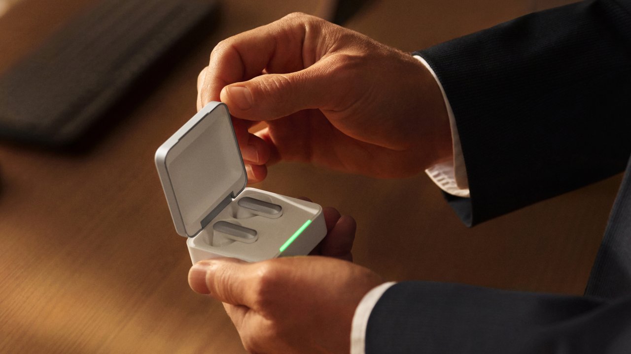 Plaud One è il nuovo wearable AI con eSIM che trascrive le conversazioni e agisce al posto tuo