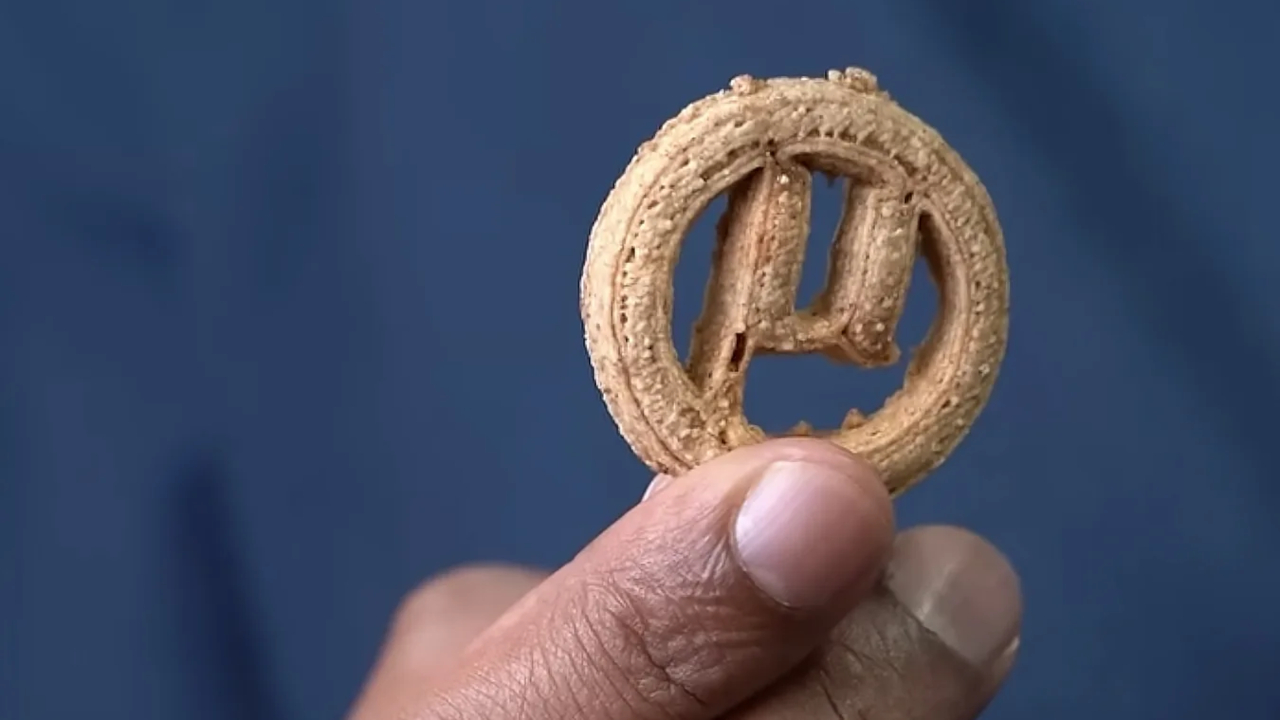 Biscotti fatti con bottiglie di plastica: la strana idea degli scienziati per produrre cibo
