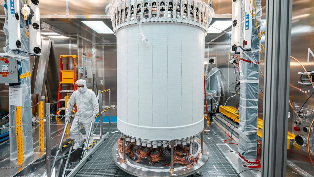 地下1.6kmに設置されたダークマター検出器が「1つの奇妙な粒子」を検出したと報告