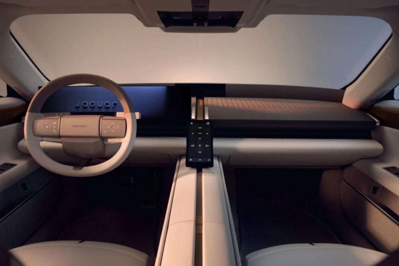 Surfaces planes et épuration extrême : l’intérieur de la Jaguar Type 01 est-il trop futuriste ?