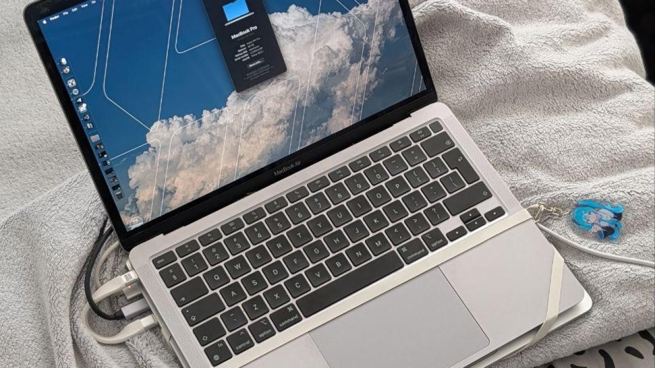 Un MacBook Pro M1 legato con gli elastici fa da schermo all'M4 Pro senza display