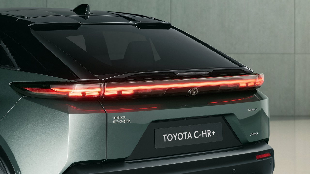 Un bug nella frenata rigenerativa spegne il motore: Toyota richiama 10.000 C-HR EV