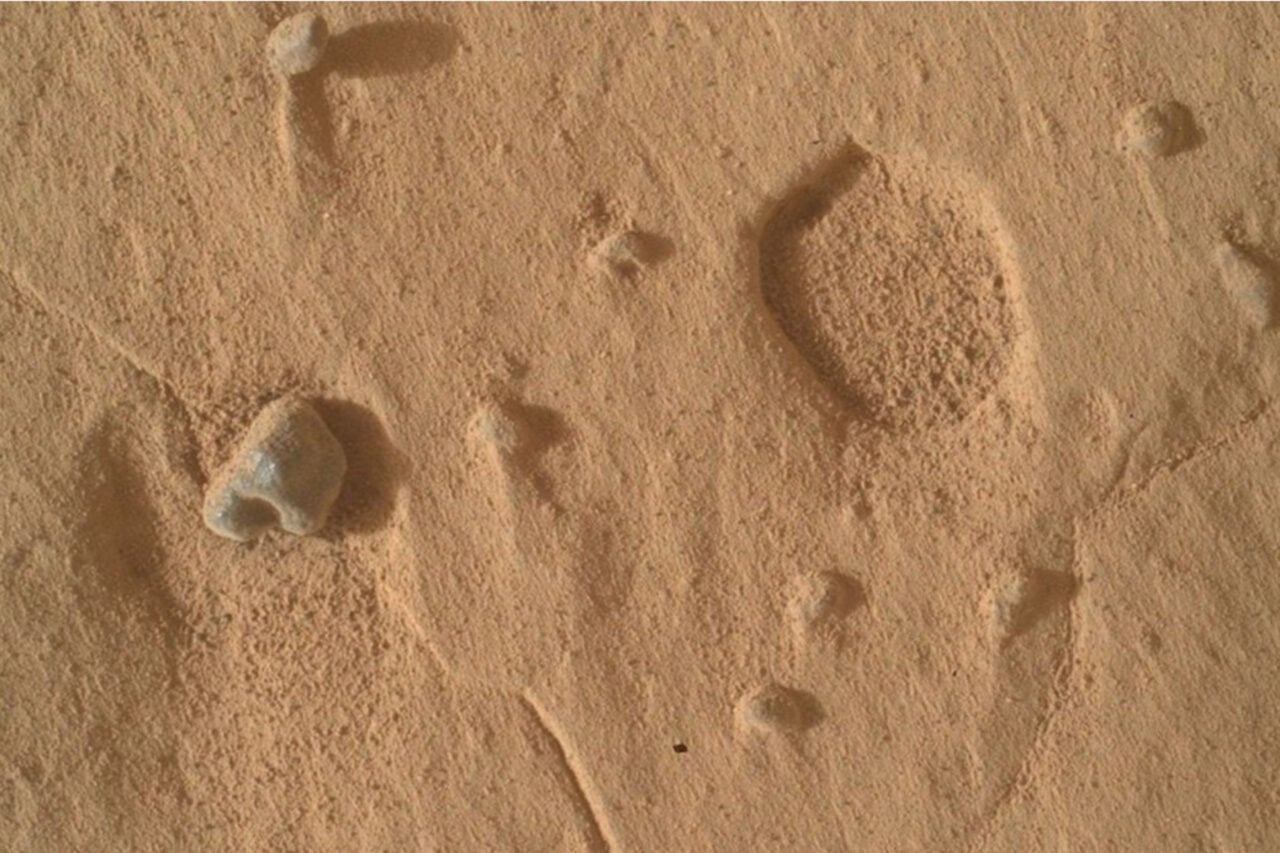 Sur Mars, Curiosity tombe sur d’étranges trous que la NASA n’arrive pas à expliquer : un nouveau casse-tête pour les chercheurs