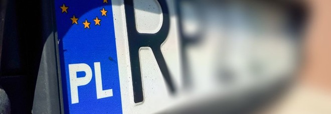La Polonia pronta a radiare le auto con targhe polacche in Italia: Napoli trema
