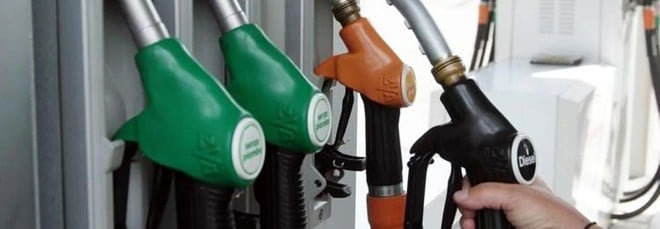 Prezzi carburanti, la proroga "dell'ultimo minuto" e l'ipotesi bonus 100 euro
