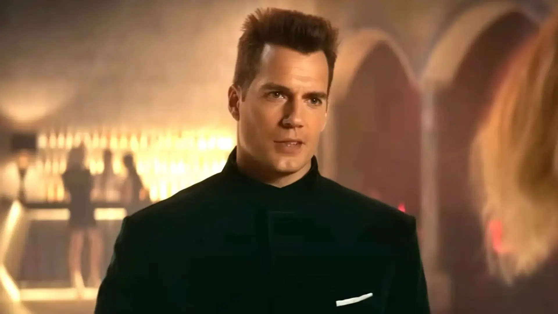 Henry Cavill suma tres nuevos compañeros a su comedia de espías de Netflix, incluidas estrellas de Harry Potter y Succession