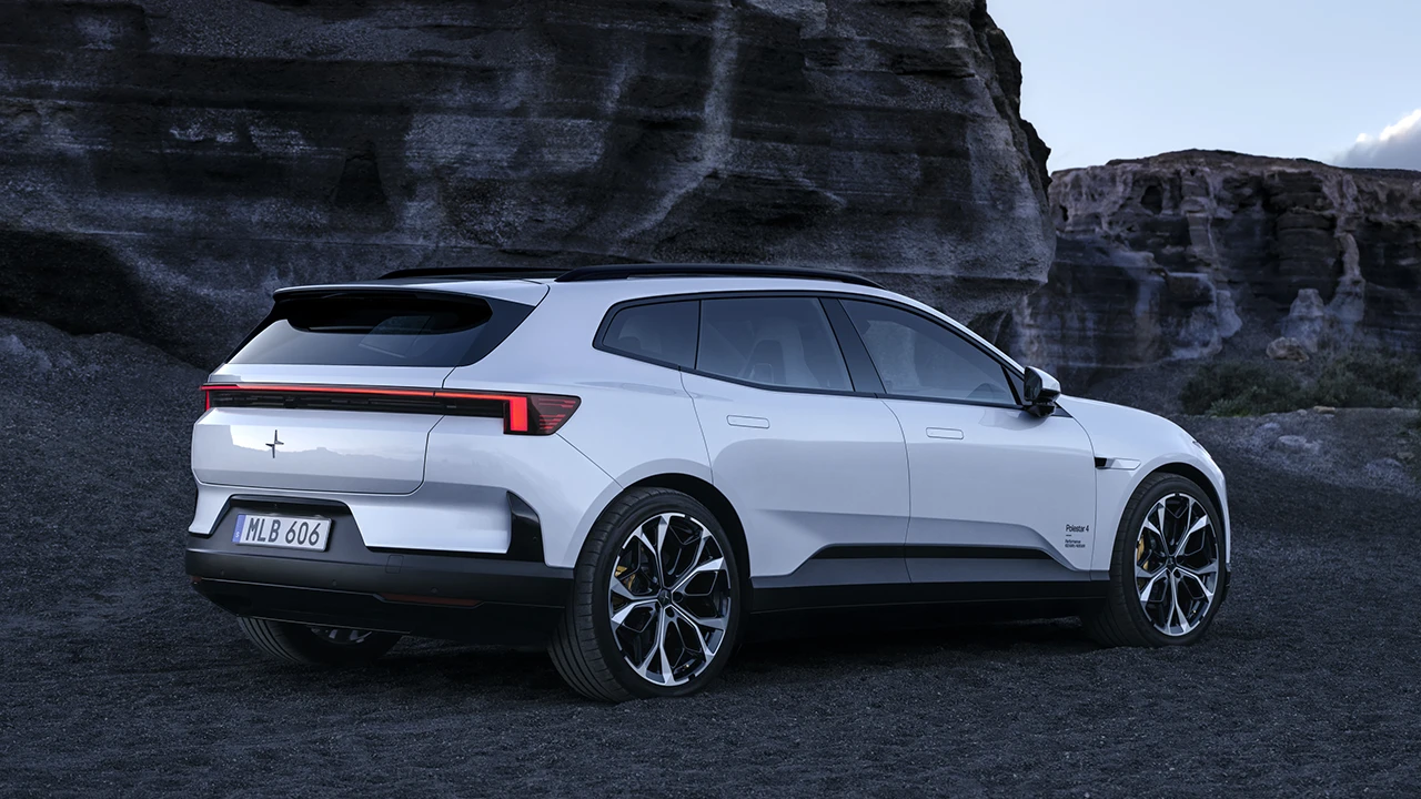 Polestar 4 ora è SUV, più spazio e l'elemento più discusso finalmente risolto: torna il lunotto