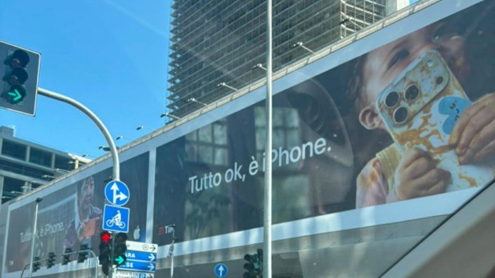 Tutto ok, è un iPhone, rimosso da Milano il cartellone pubblicitario con l'immagine di un bambino