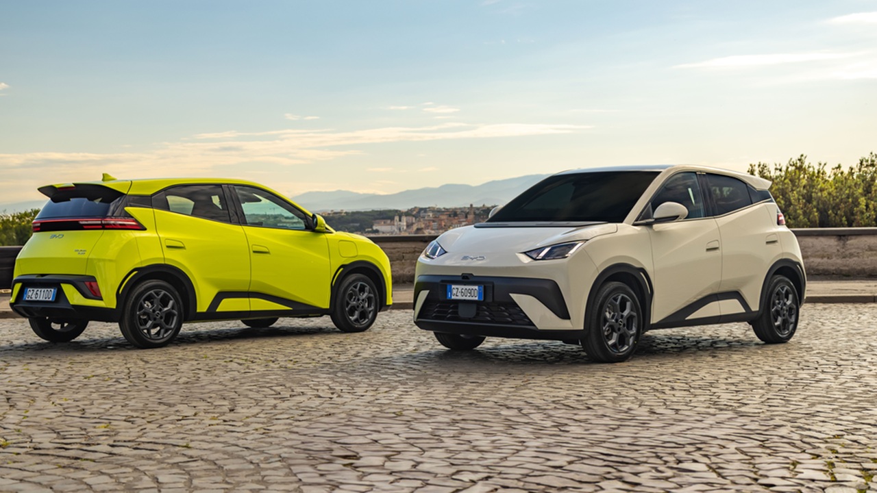Finiscono gli incentivi, crollano le vendite: l'auto elettrica in Italia è un flop