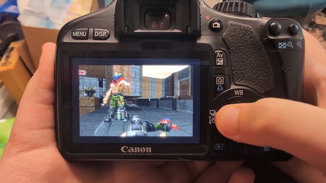Doom gira anche su una fotocamera Canon di 15 anni fa, e pure bene