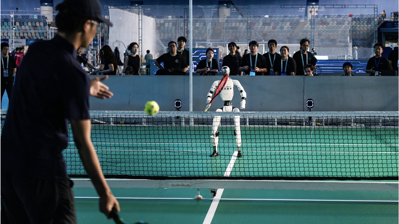 Un robot ha completato 100 scambi contro la tennista Zheng Jie. Ma non si sa chi sia