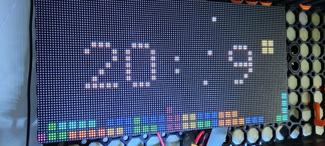 Un orologio da nerd con ESP32: mostra ora, giochi retro e statistiche del PC