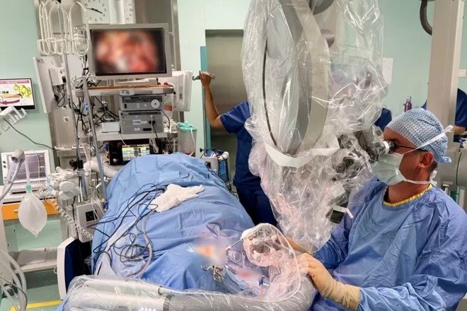 Chirurgia delludito: a Modena un robot protegge la coclea