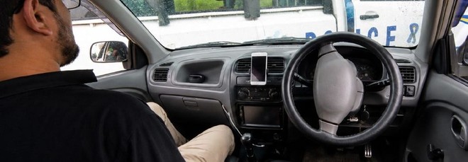 Pakistan: la dimostrazione dell'auto a guida remota finisce... contro la polizia