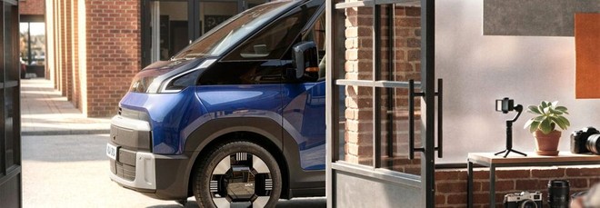 Kia PV7, il nuovo maxi van elettrico si mostra per la prima volta: il teaser