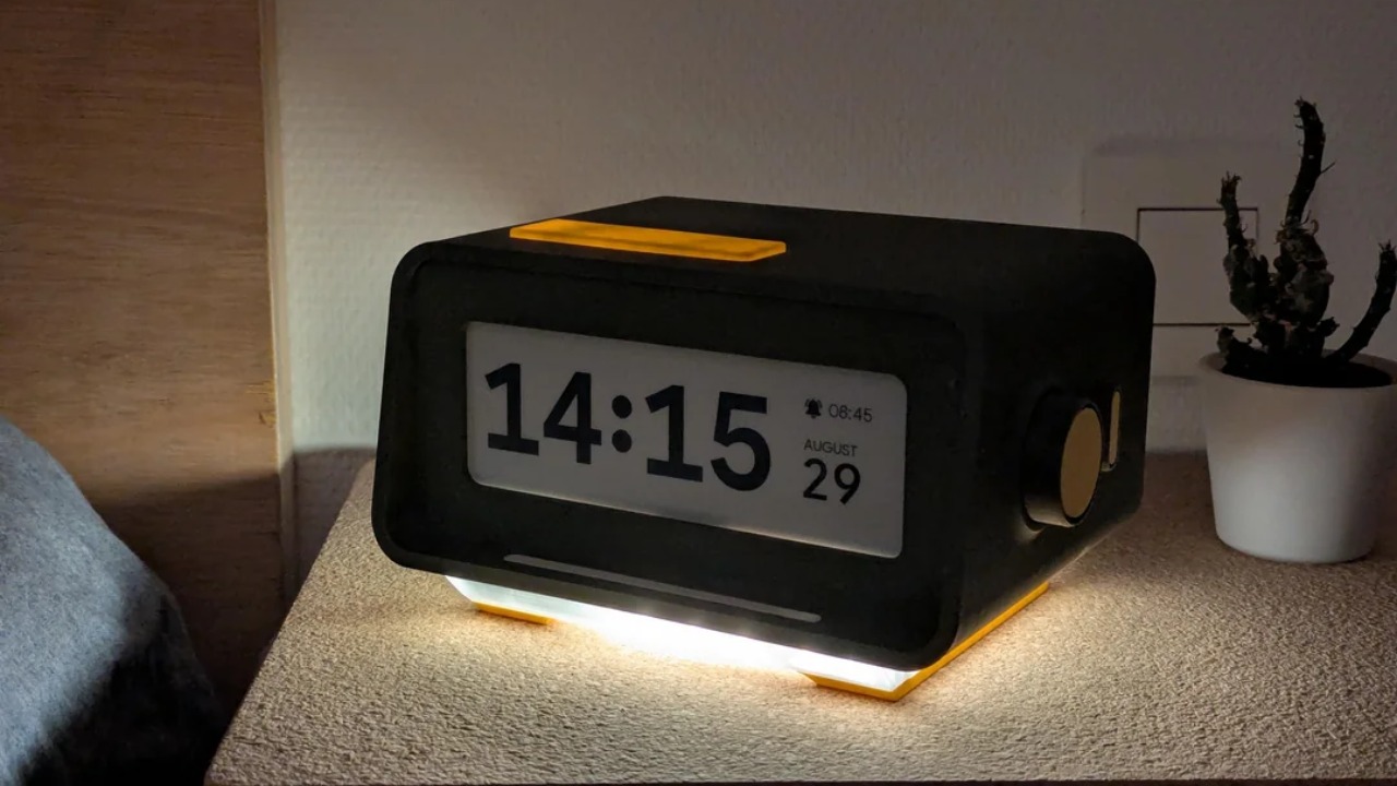 PaperWake: la sveglia open-source con schermo e-ink ed ESP32 sembra uscita da un negozio di design
