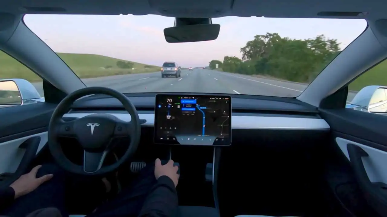 Tesla, incidente fatale a 167 km/h su strada urbana con Autopilot attivo: ma alcuni dati rimangono secretati