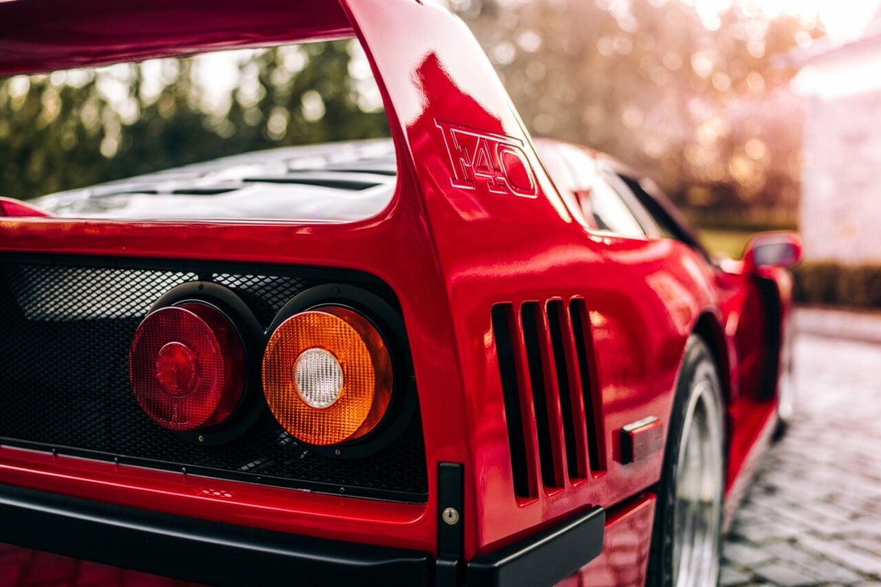 10 ans après, le garagiste le rappelle pour lui signaler que sa Ferrari est toujours là