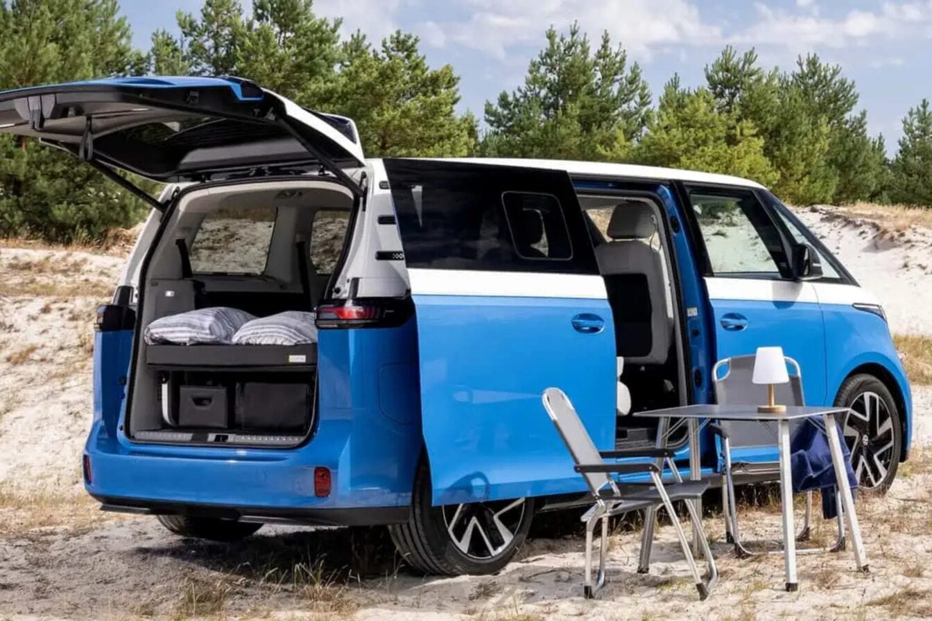 Lit 2 places, chaises pliantes et stores occultants : le Volkswagen ID. California Cruise ouvre l’ère des vans aménagés électriques