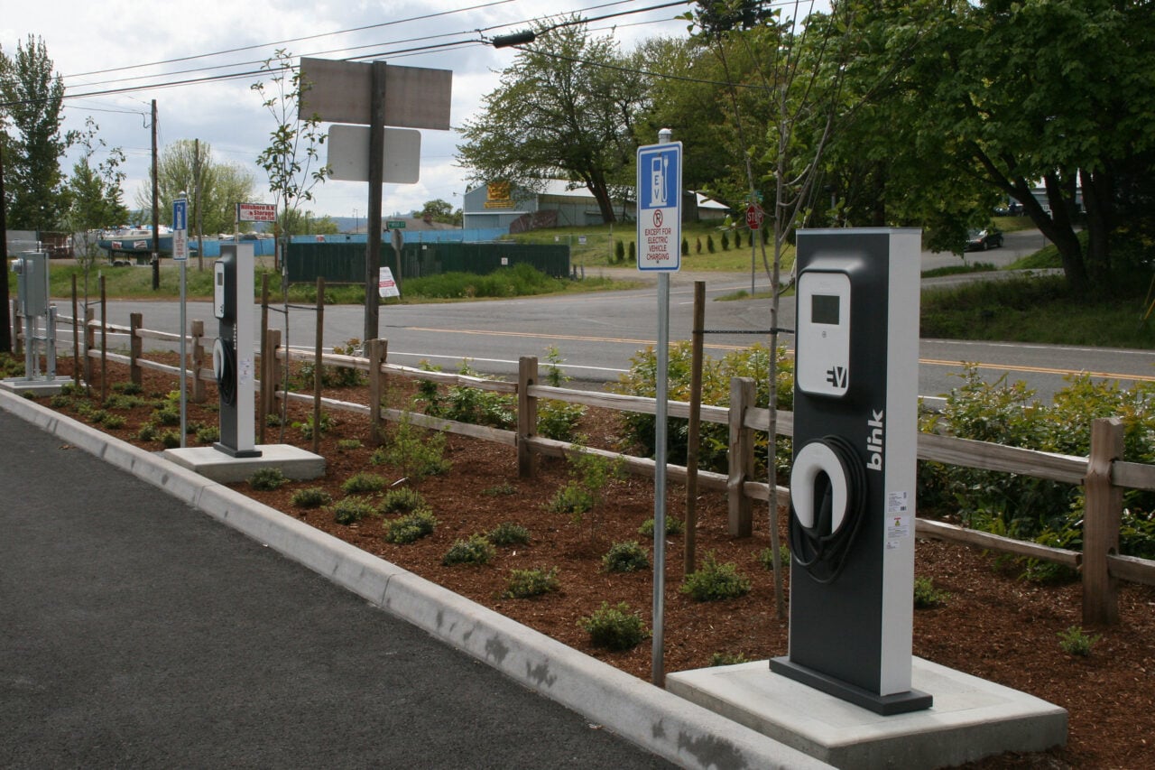 Les bornes de recharge pour voitures électriques ont toujours des trous de sécurité
