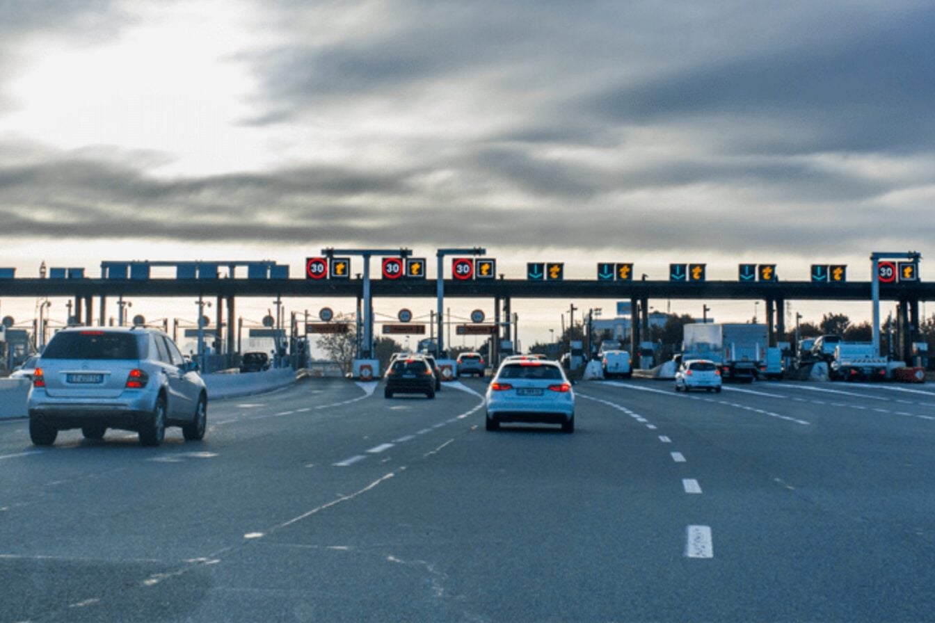Ruinés par le prix des péages, des Anglais inventent une combine redoutable… mais ça finit mal