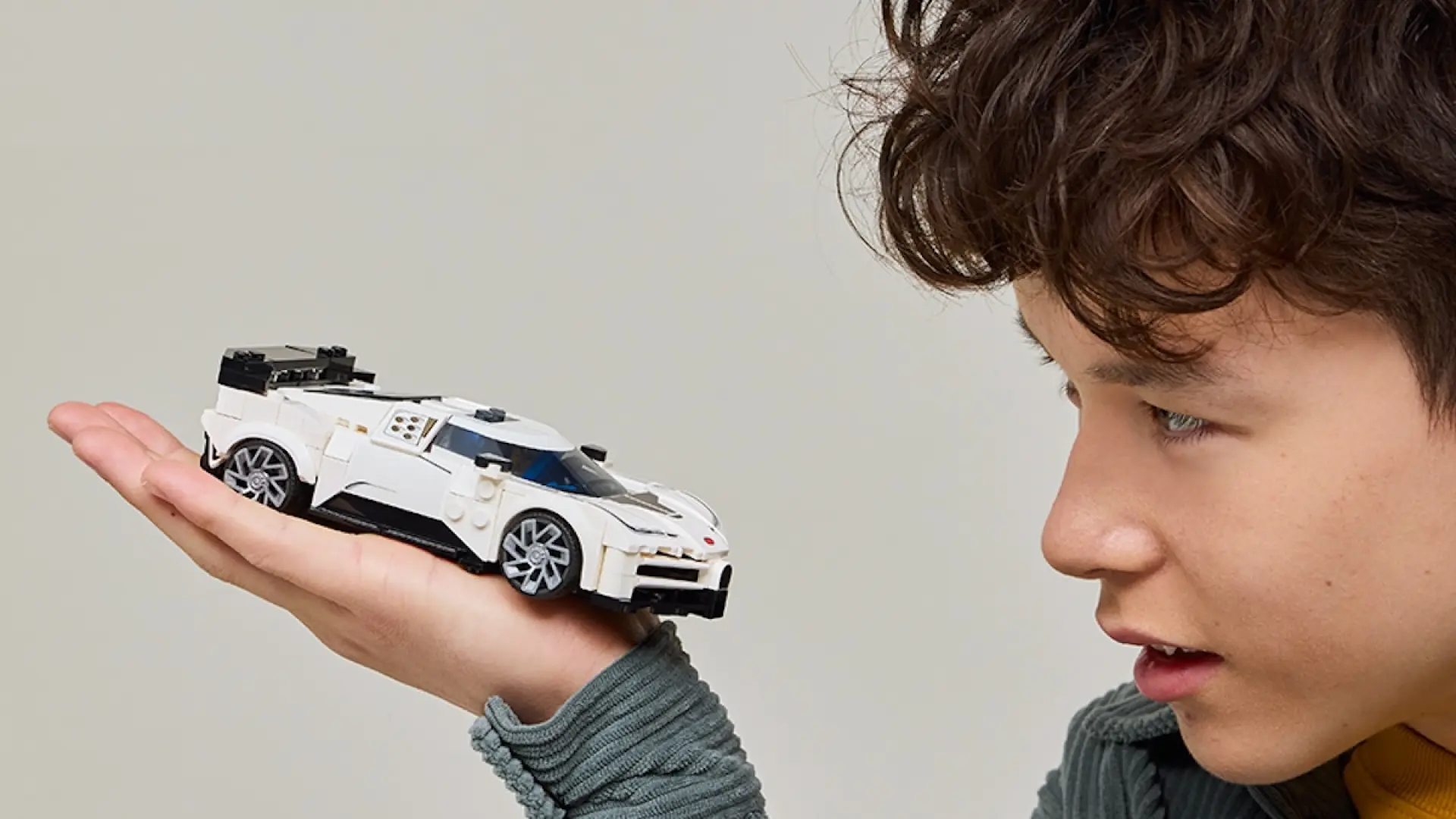 El homenaje a la leyenda del motor en tu estantería: construye la réplica del exclusivo Bugatti de LEGO