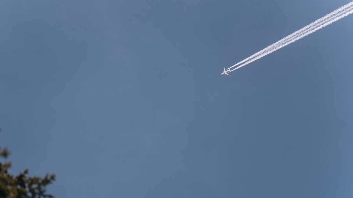 Googleが「AIで飛行機雲を避ける」実証実験を航空会社と連携して実施、温暖化影響を約40％削減