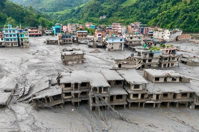 Il disastro dallo spazio: foto satellitari mostrano prima e dopo l'alluvione in Nepal