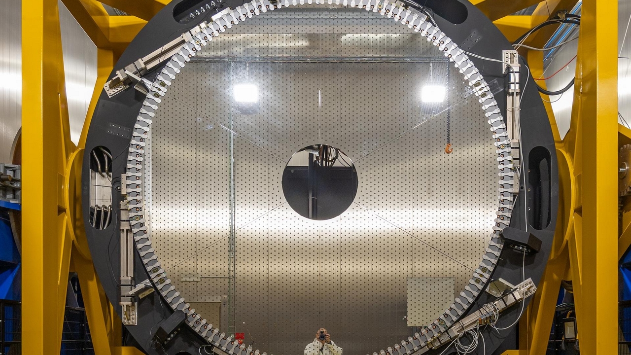 Lo specchio M4 dell'Extremely Large Telescope dell'ESO prosegue il suo viaggio: da Bolzano ad Annone di Brianza, destinazione Cile