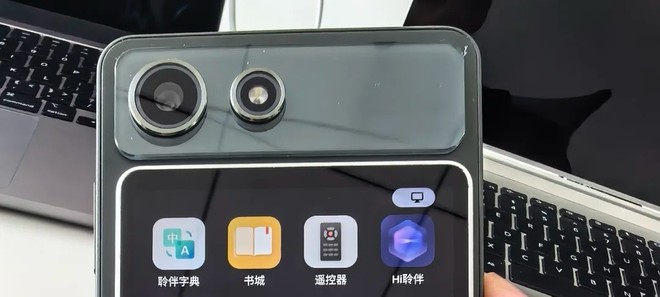 Hisense A10 si mostra dal vivo: comè lo smartphone eink con LCD rimovibile