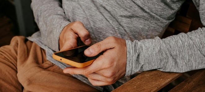 Dipendenza da smartphone, in Francia via libera al divieto per i licei