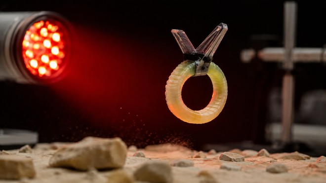 Robot morbido: salta da solo usando soltanto luce infrarossa