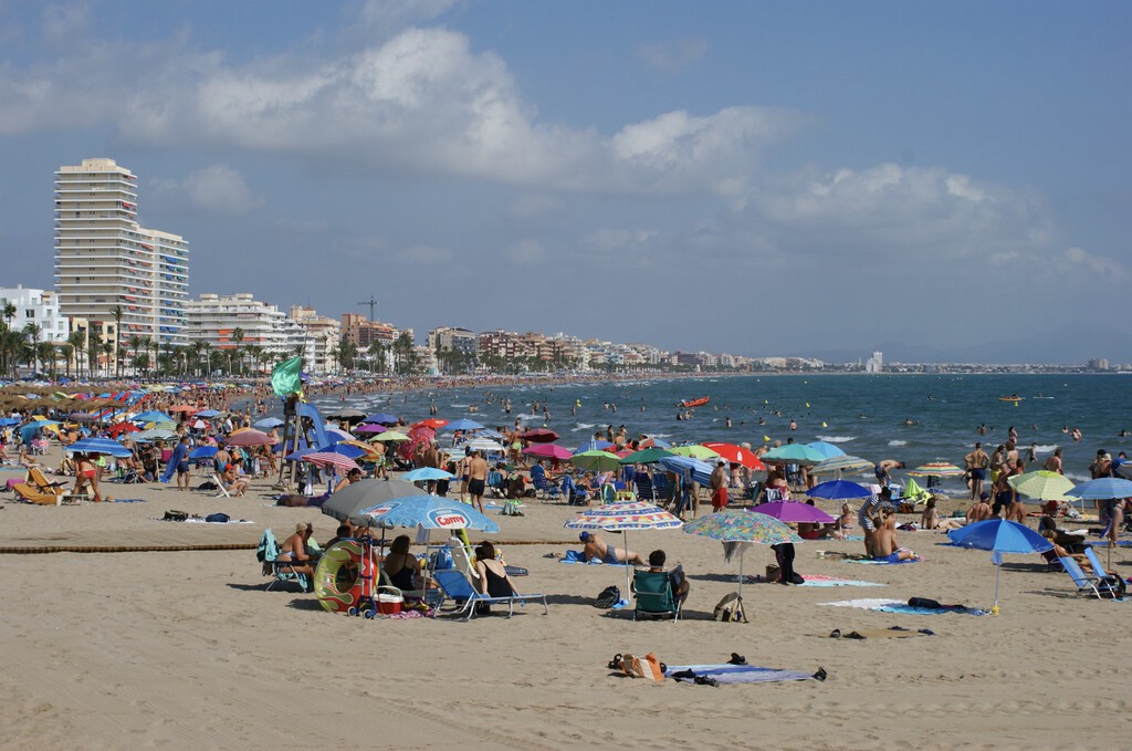 Los precios por alojarse Barcelona son tan altos que ya hay turistas haciendo 30 noches seguidas en la playa