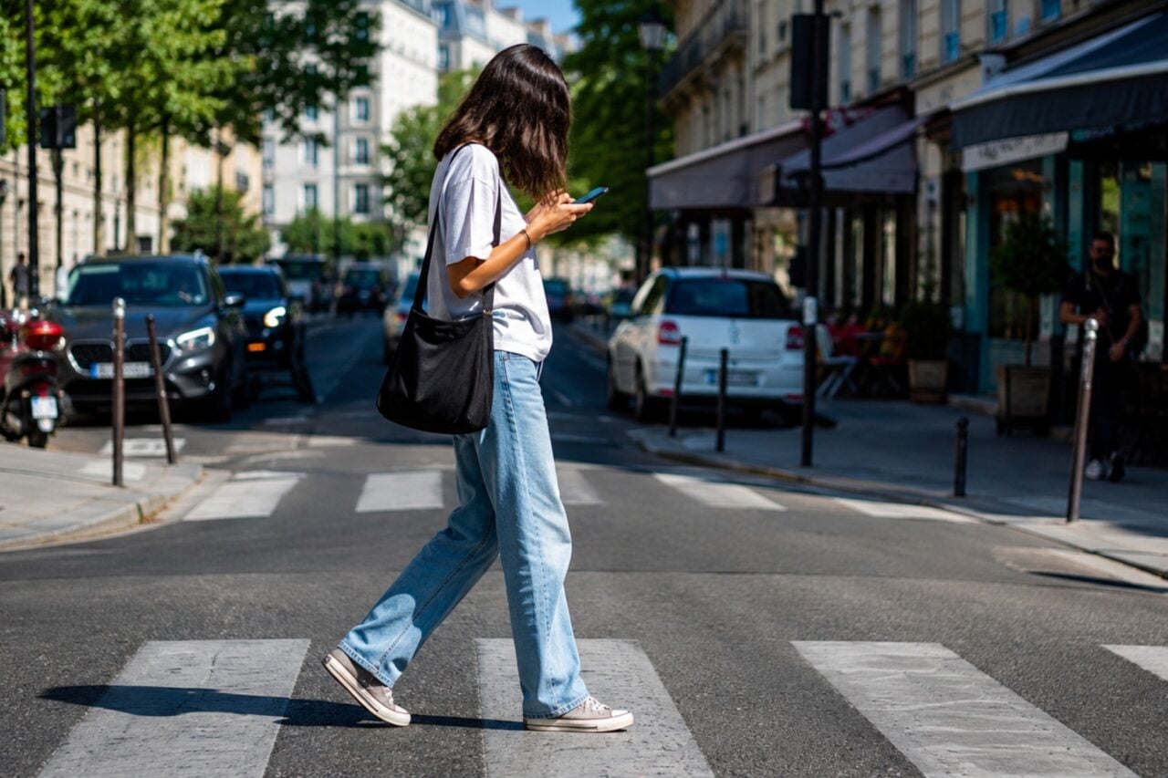 Smombies : vous pourriez bientôt avoir une amende si vous traversez la rue avec votre smartphone !