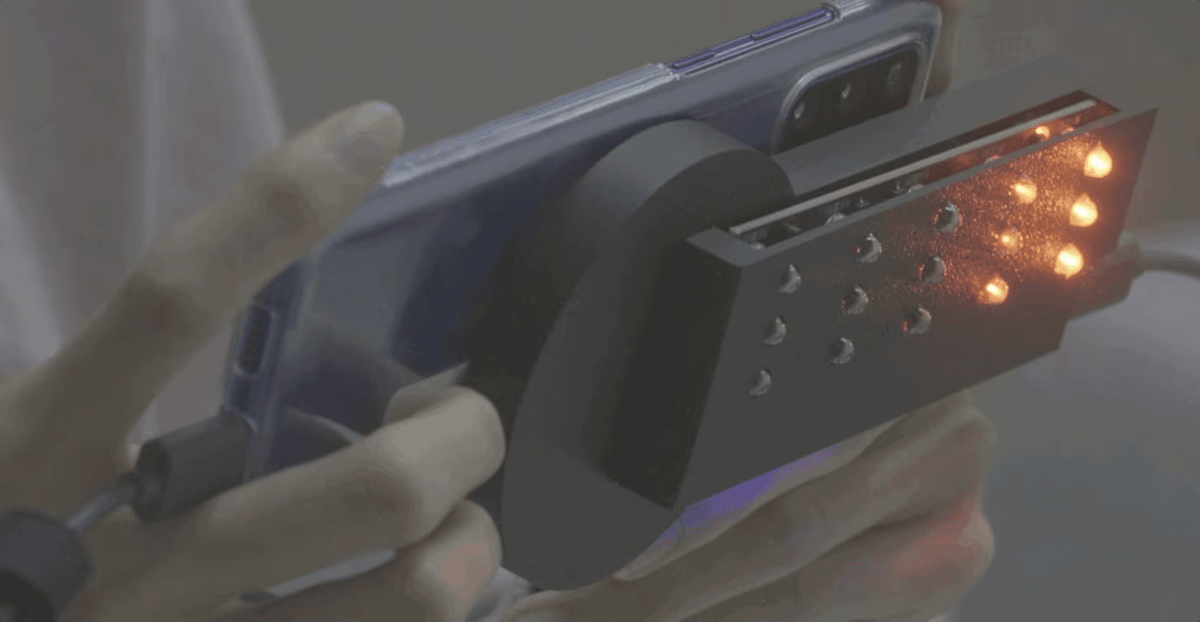 スマホとライトとAIで隠しカメラを発見する技術が開発される