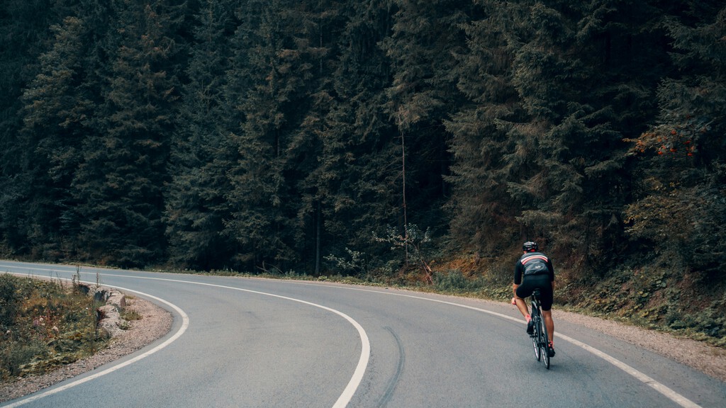 El Gobierno lo ha confirmado: tendrás que reducir la velocidad 20 km/h para adelantar un ciclista. Como mínimo