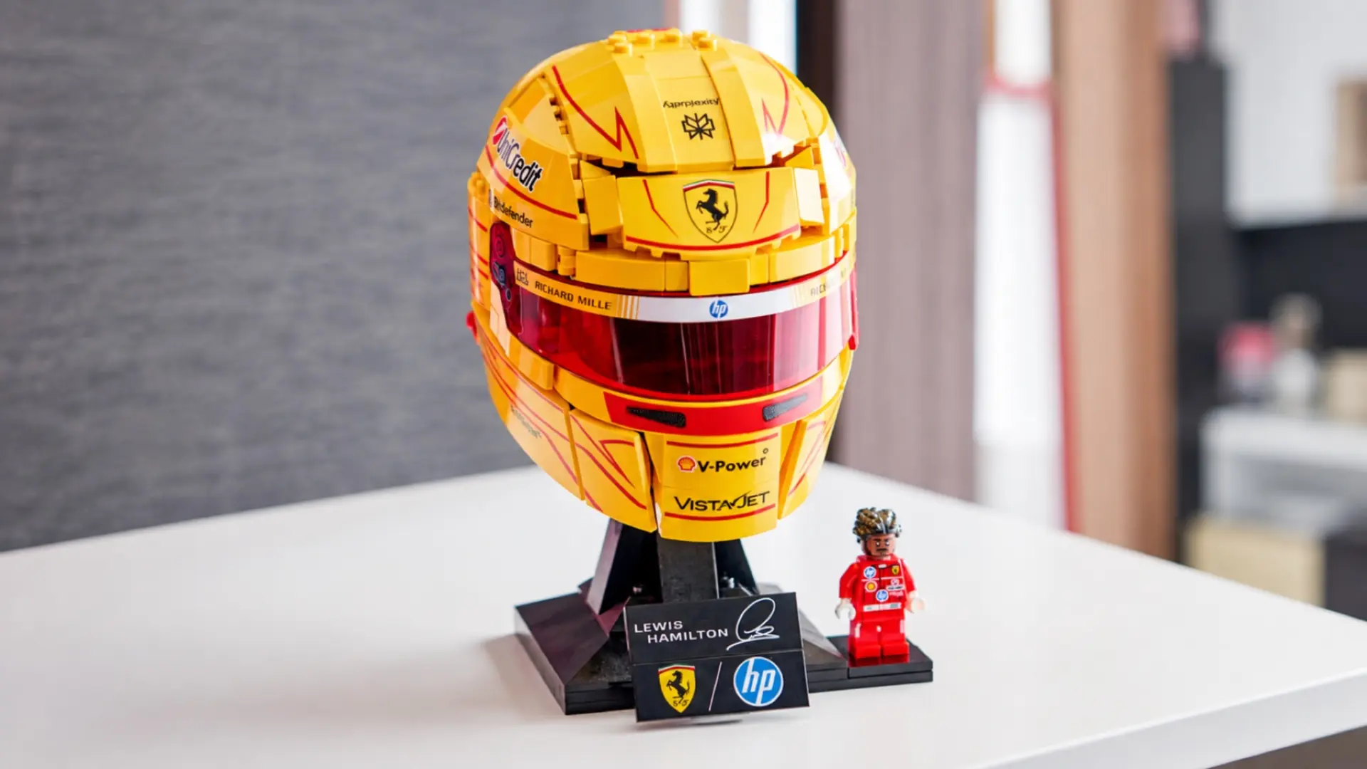 Construye el casco del heptacampeón: la maqueta LEGO oficial de Lewis Hamilton en Ferrari para tu estantería