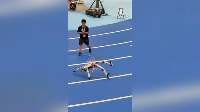 Robot umanoidi, due curiosi malfunzionamenti alla fiera cinese | VIDEO