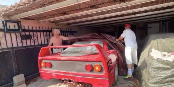 Ferrari F40 "abbandonate" su Maps, lo YouTuber becca una sonora cantonata