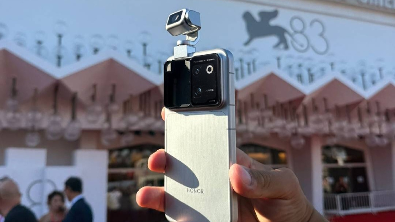 HONOR porta a Venezia Robot Phone, lo smartphone con gimbal meccanico sviluppato con ARRI